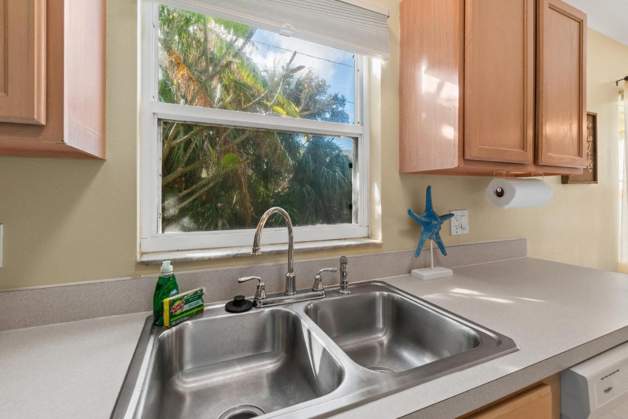 Heart Of The Waves - 3Br & 2Ba Beach Retreat - New Hot Tub - Outside Patio With Grill & Seating, Steps To Fun! Melbourne Zewnętrze zdjęcie