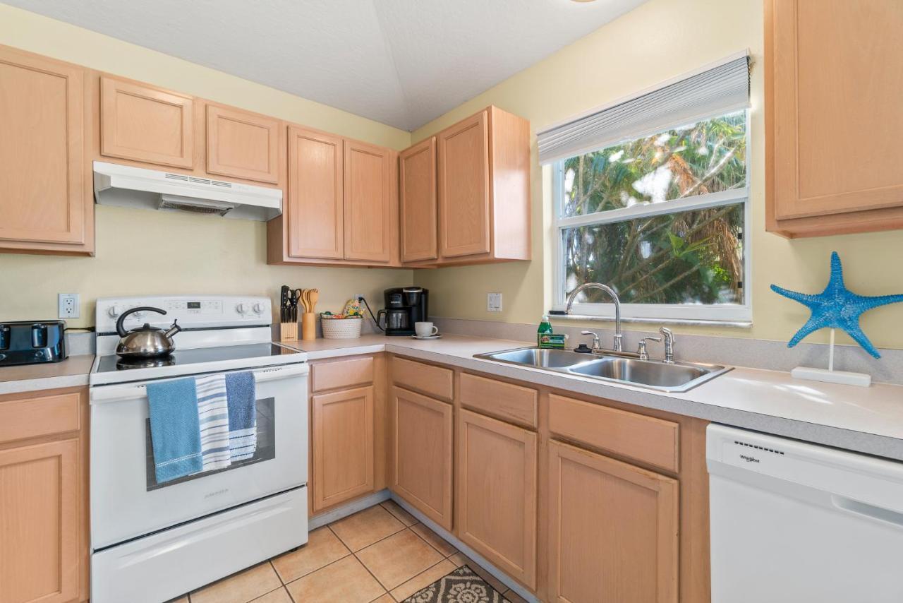 Heart Of The Waves - 3Br & 2Ba Beach Retreat - New Hot Tub - Outside Patio With Grill & Seating, Steps To Fun! Melbourne Zewnętrze zdjęcie